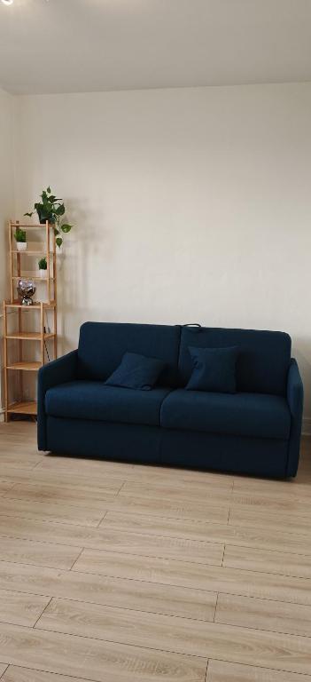 - un canapé bleu dans le salon dans l'établissement Charmant Studio Cosy Confort, à Alfortville