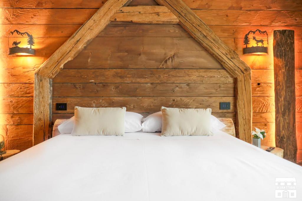 Postel nebo postele na pokoji v ubytování CHALET ANTICO LEGNO by Design Studio