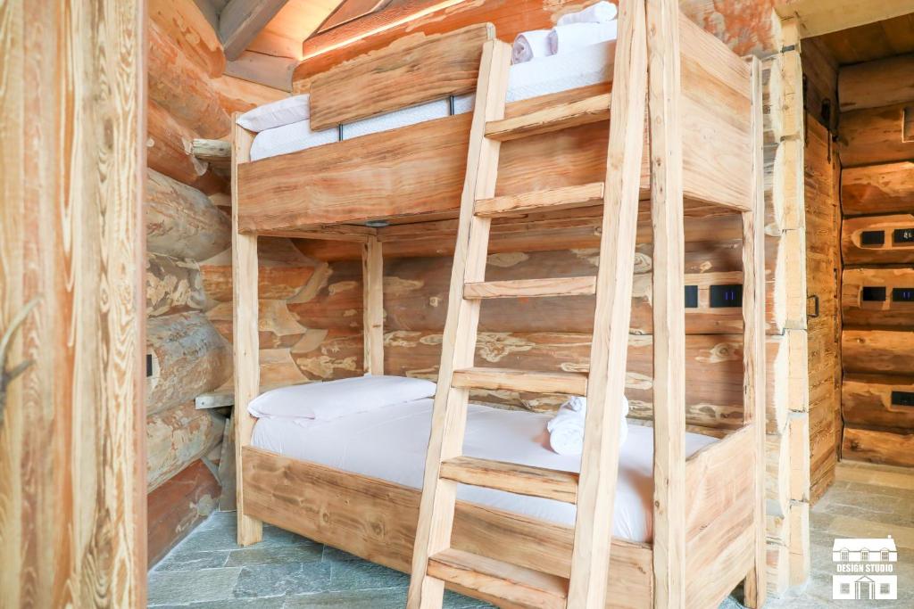 Postel nebo postele na pokoji v ubytování CHALET ANTICO LEGNO by Design Studio