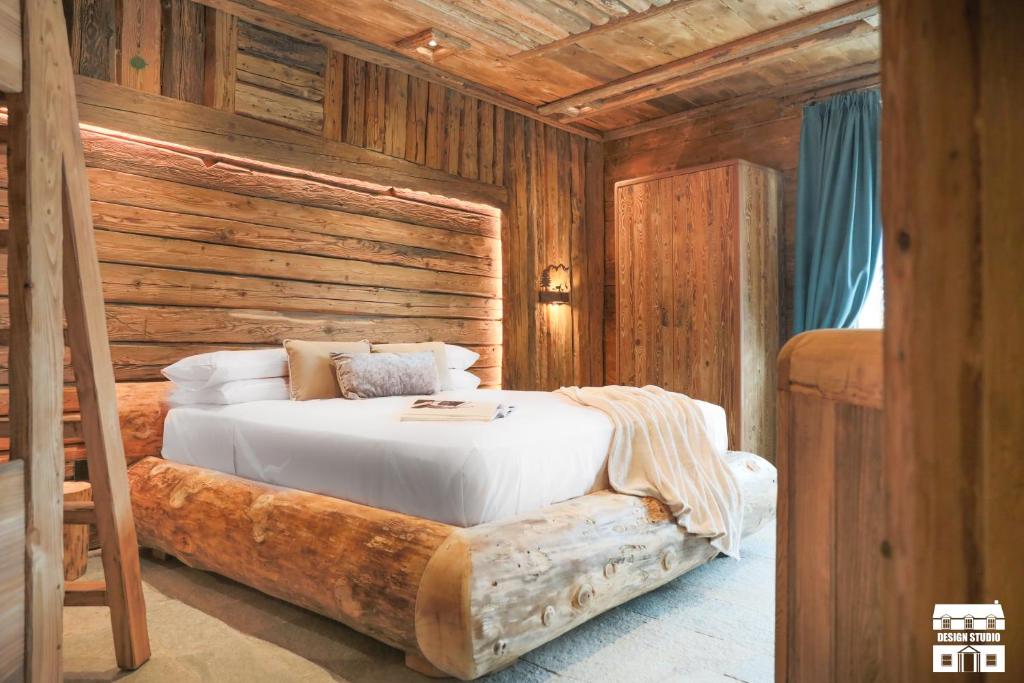 Postel nebo postele na pokoji v ubytování CHALET ANTICO LEGNO by Design Studio
