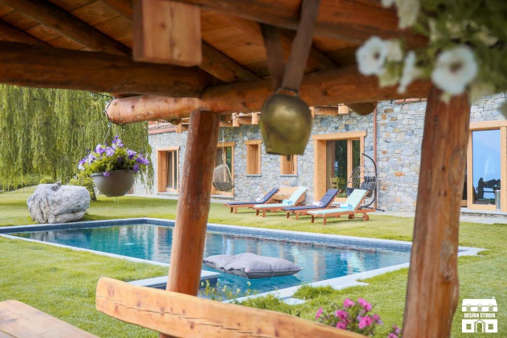 Bazén v ubytování CHALET ANTICO LEGNO by Design Studio nebo v jeho okolí
