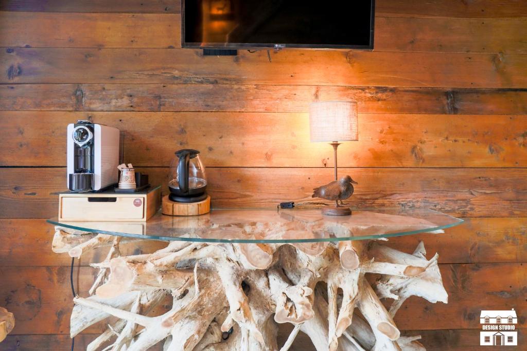 Příslušenství pro přípravu čaje a kávy v ubytování CHALET ANTICO LEGNO by Design Studio