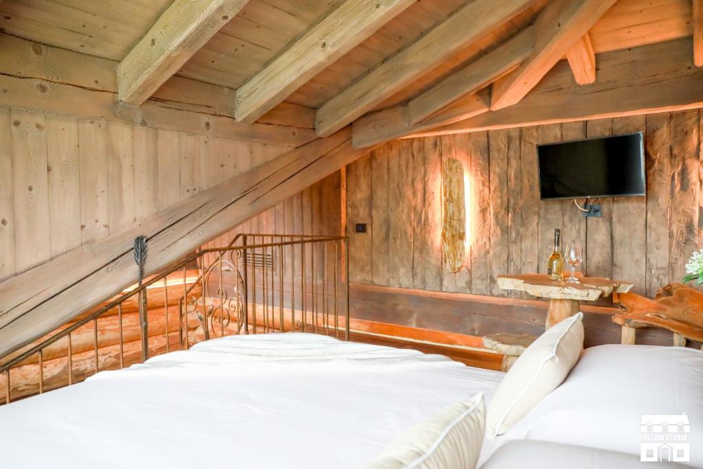 Postel nebo postele na pokoji v ubytování CHALET ANTICO LEGNO by Design Studio