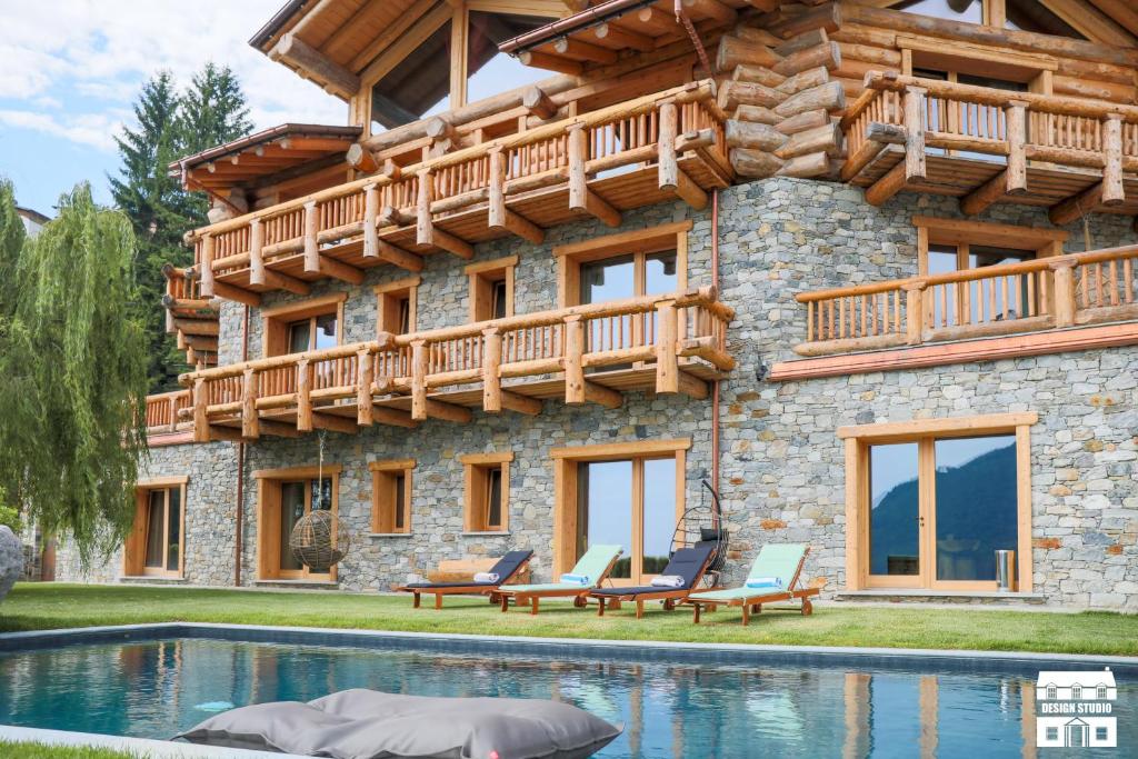 Bazén v ubytování CHALET ANTICO LEGNO by Design Studio nebo v jeho okolí