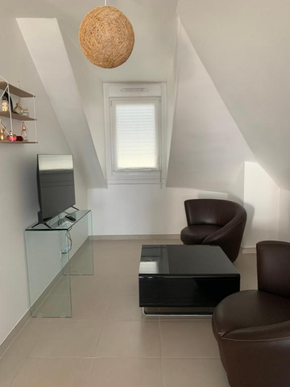 un salon avec deux chaises et une table dans l'établissement Chez rose, à Brive-la-Gaillarde