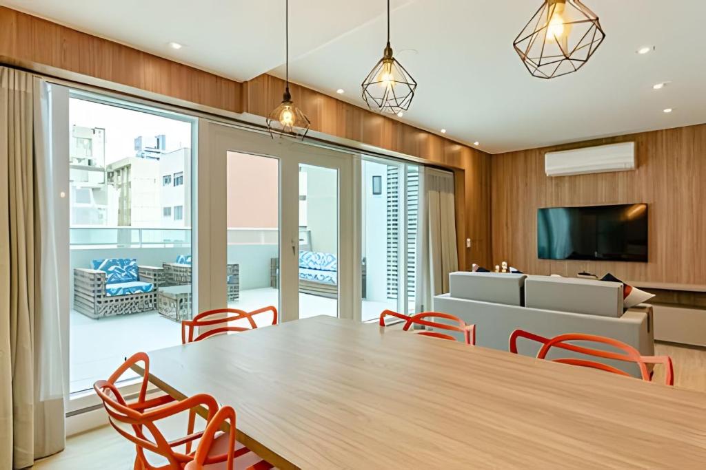 Χώρος καθιστικού στο Duplex Incrível, 2 Quartos, varanda, 2 vagas Batel by UROOMS