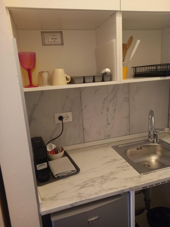 Kuchyň nebo kuchyňský kout v ubytování MinihouseLarissa diVerona