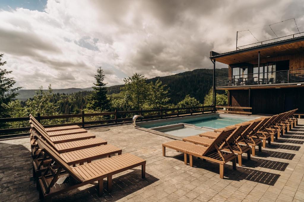 Nespecifikovaný výhled na hory nebo výhled na hory při pohledu z hotelu