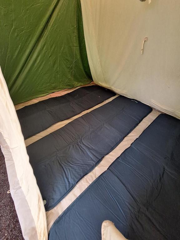 Postel nebo postele na pokoji v ubytování DDR Kult Steilwandzelt POUCH direkt am Strand
