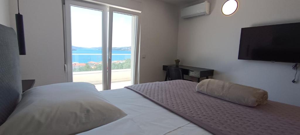 En eller flere senge i et værelse på Villa Panorama