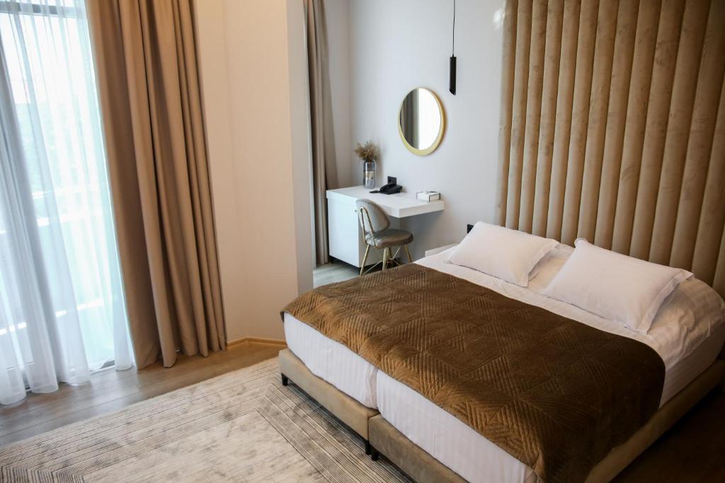Postel nebo postele na pokoji v ubytování Sky Hotel Korce