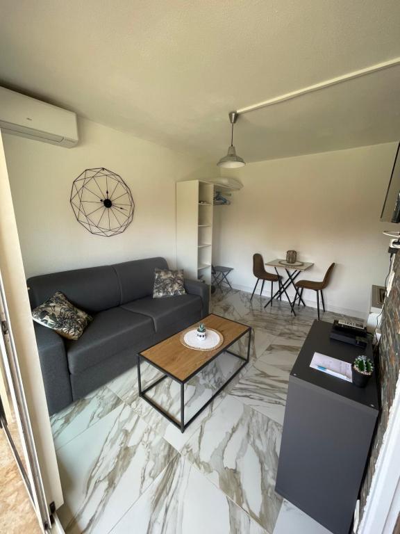 un salon avec un canapé et une table dans l'établissement Studio Antibes Juan les Pins, à Antibes