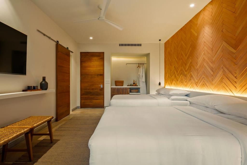 Postel nebo postele na pokoji v ubytování The Tryst Puerto Vallarta LGBT Hotel