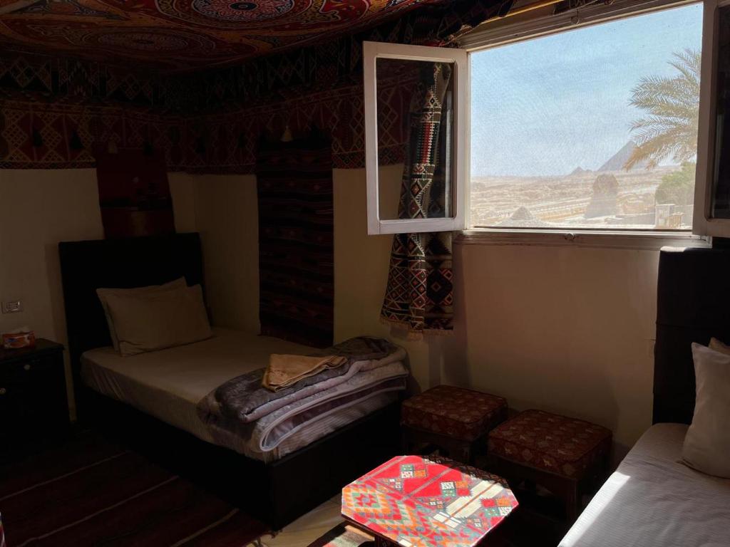 Postel nebo postele na pokoji v ubytování Kemet Pyramids Room view