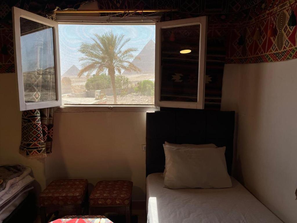 Postel nebo postele na pokoji v ubytování Kemet Pyramids Room view
