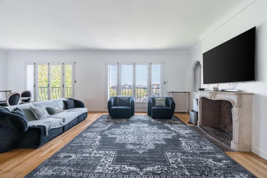 un salon avec un canapé et une cheminée dans l'établissement Un 3CH, 2Sdb Exquis à Trocadéro Tour Eiffel, à Paris