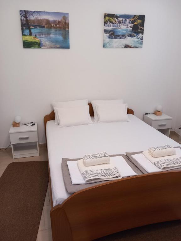 Rúm í herbergi á Studio apartman TEDY