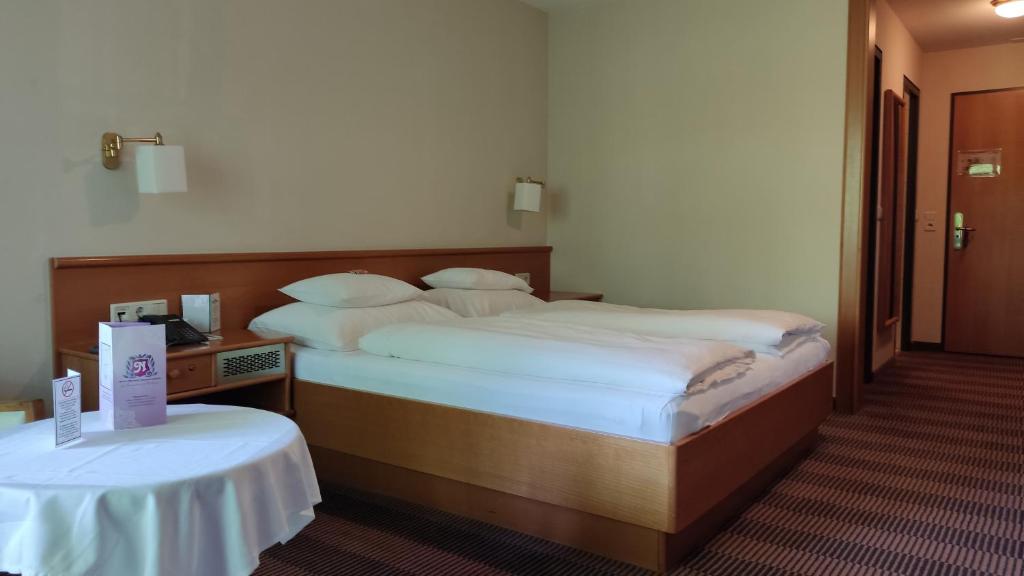 Postel nebo postele na pokoji v ubytování Hotel Gasthof Krönele