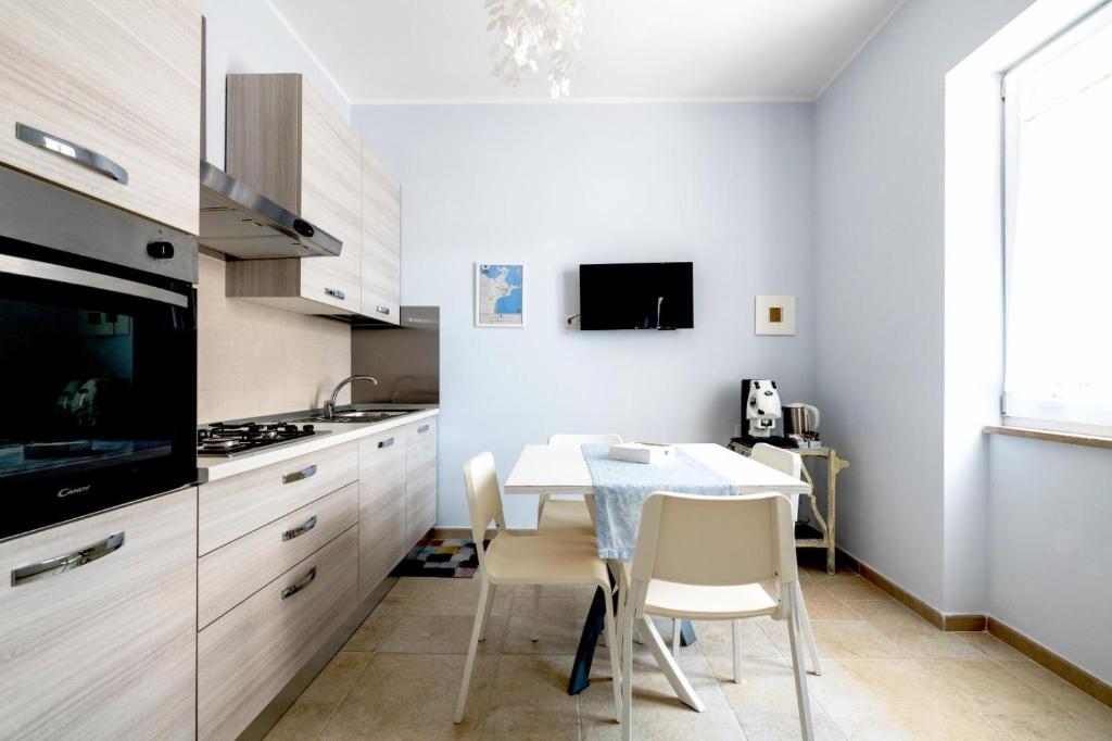 Kuchyň nebo kuchyňský kout v ubytování Riva Vieste Suites