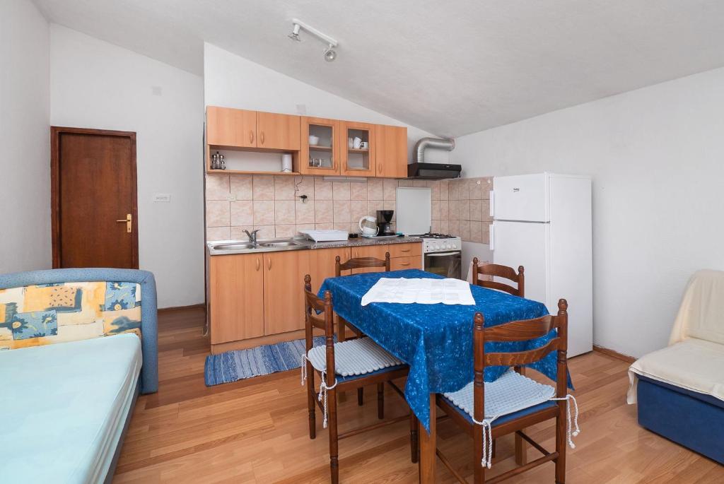 Kuchyň nebo kuchyňský kout v ubytování Apartments Sinisa
