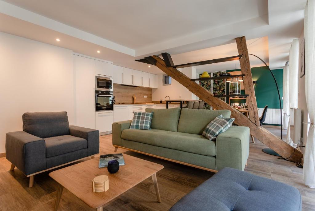 un salon avec un canapé et une table dans l'établissement Appartement de charme pour 5P, à Cauterets