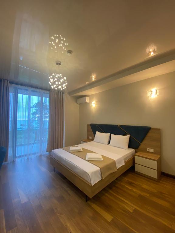 Rúm í herbergi á Hotel Leonardo