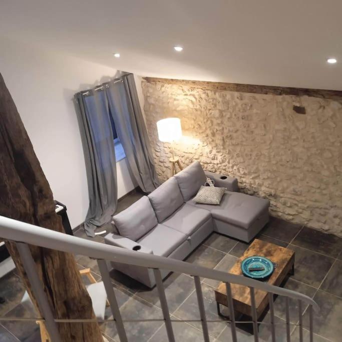 un salon avec un canapé et une table dans l'établissement Duplex Campagne, à Tocane-Saint-Apre