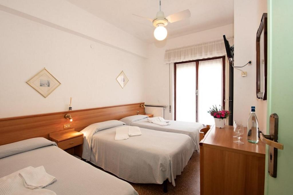 Hotel Tirreno - Standaard Driepersoonskamer Met Uitzicht Op Zee