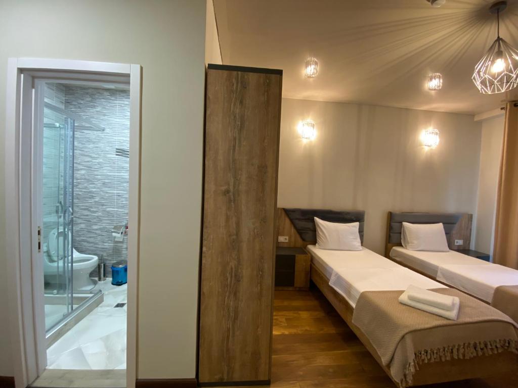 Rúm í herbergi á Hotel Leonardo