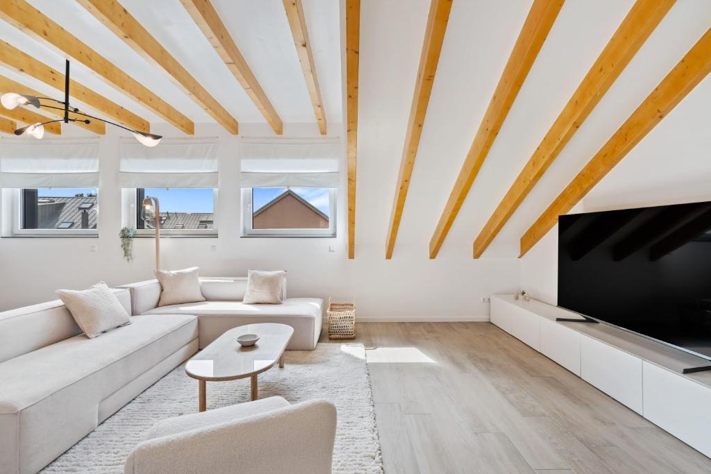 TV a/nebo společenská místnost v ubytování Modern 2BR Elegance in Bivange Residence