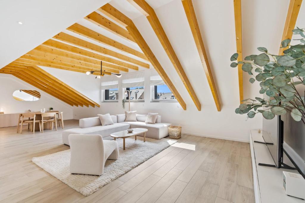 Posezení v ubytování Modern 2BR Elegance in Bivange Residence