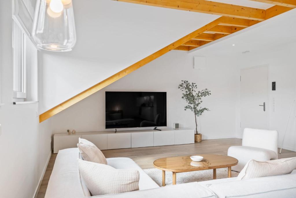 TV a/nebo společenská místnost v ubytování Modern 2BR Elegance in Bivange Residence