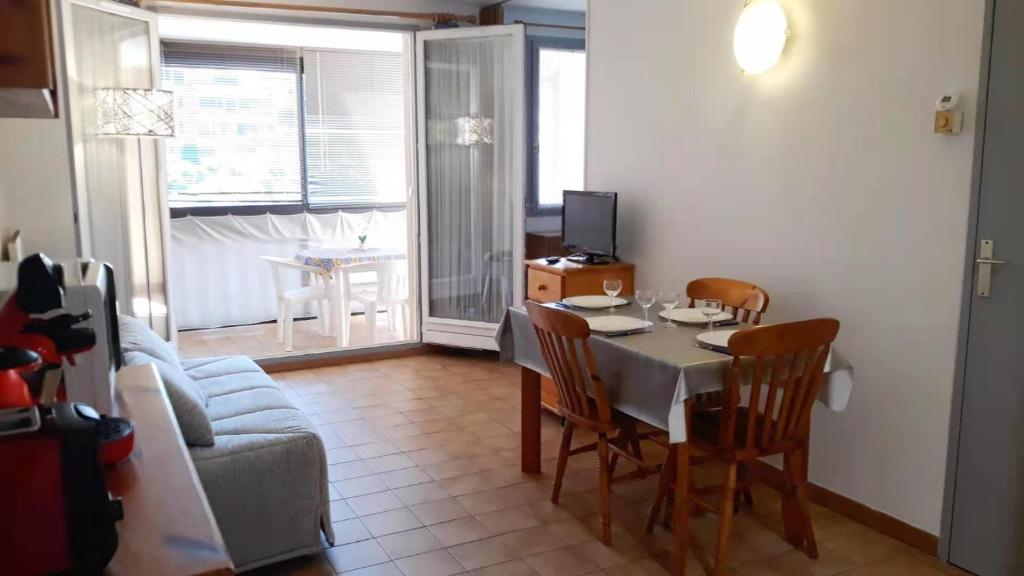 Televízia a/alebo spoločenská miestnosť v ubytovaní T2 aux portes du vieux Fréjus et 5 mn de la plage