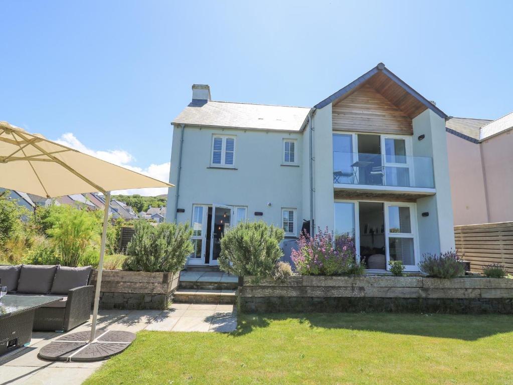 Casa con jardín y sombrilla en Cysgod Y Garn, en Newport