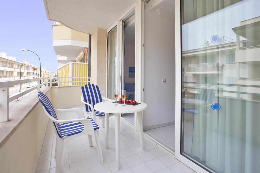 un balcon avec une table blanche et deux chaises dans l'établissement Apartamento Estándar 2, à Colonia Sant Jordi