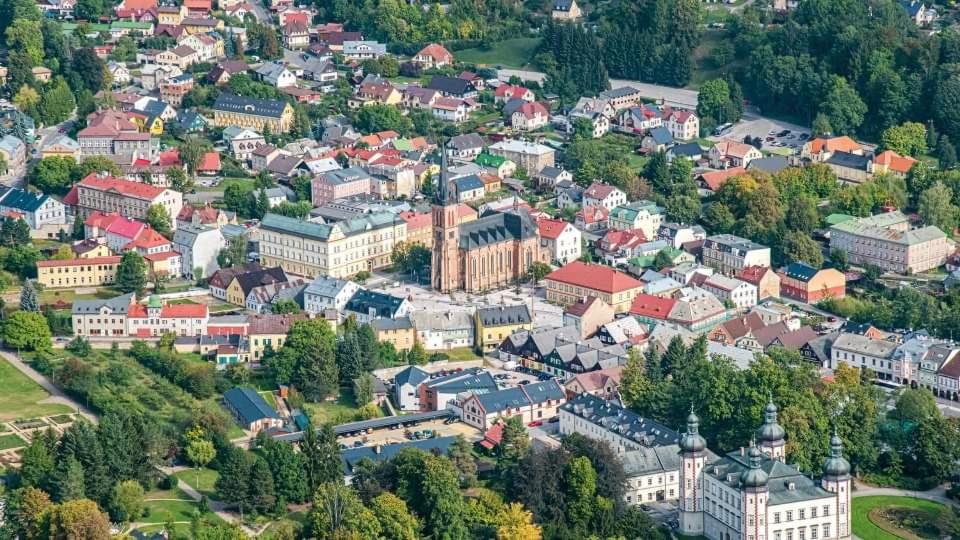 Nespecifikovaný výhled na destinaci Trutnov nebo výhled na město při pohledu z apartmánu