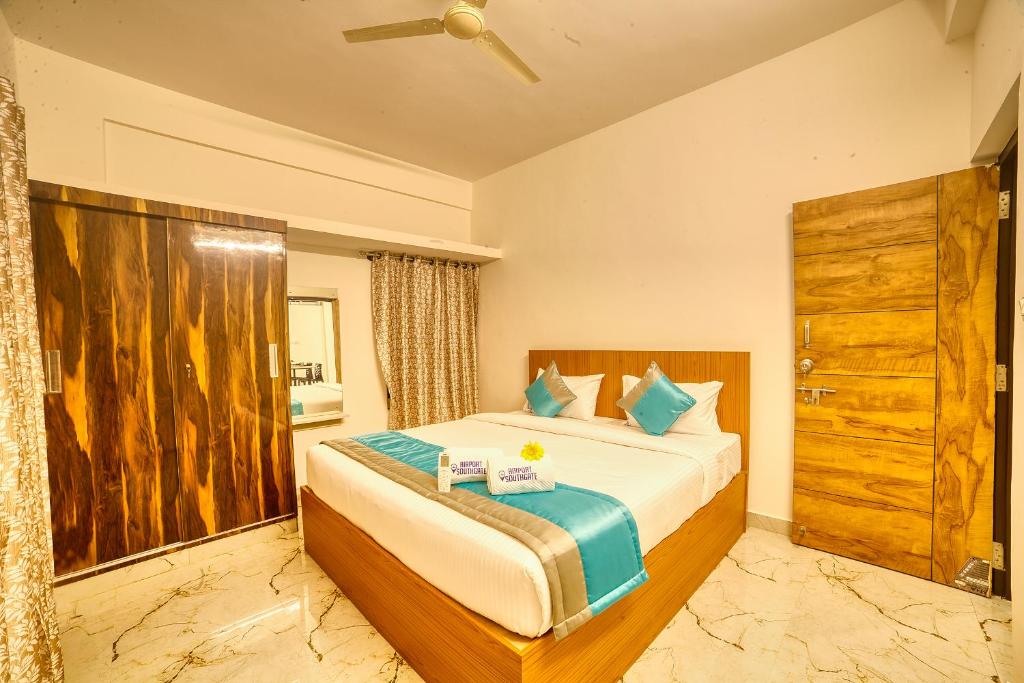 Postel nebo postele na pokoji v ubytování Hotel Airport Southgate Bangalore