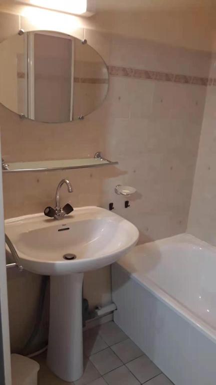 Kúpeľňa v ubytovaní T2 aux portes du vieux Fréjus et 5 mn de la plage