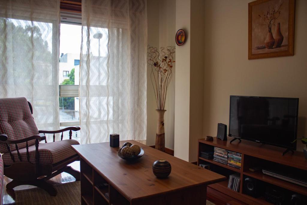 TV a/nebo společenská místnost v ubytování Apartamento playa Sabarís-Baiona