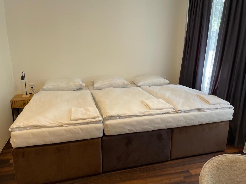 Postel nebo postele na pokoji v ubytování Apartmány Hrázní