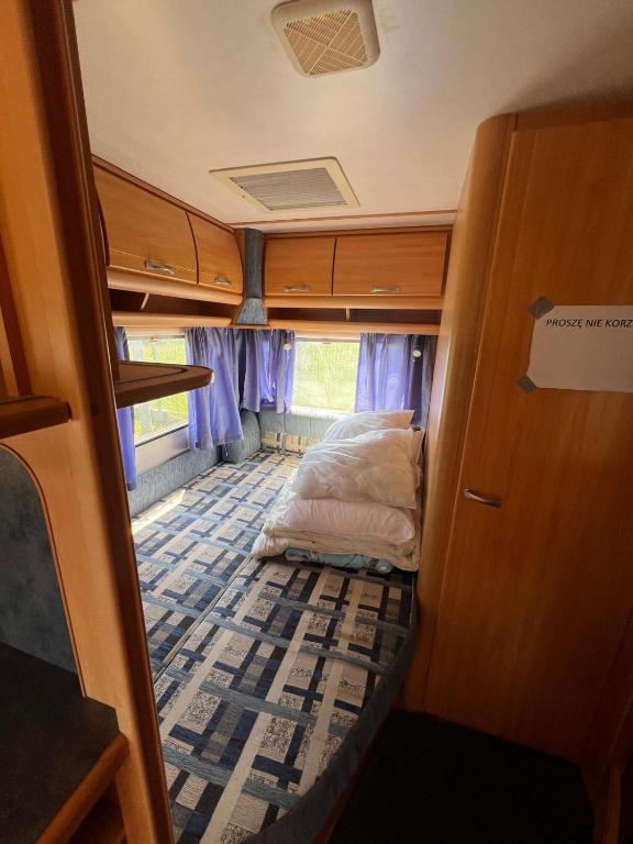 Postel nebo postele na pokoji v ubytování Przyczepy kempingowe Nad Zatoką