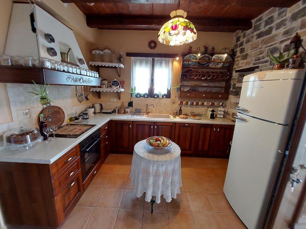 Kuchyň nebo kuchyňský kout v ubytování Evenos Stone Villa