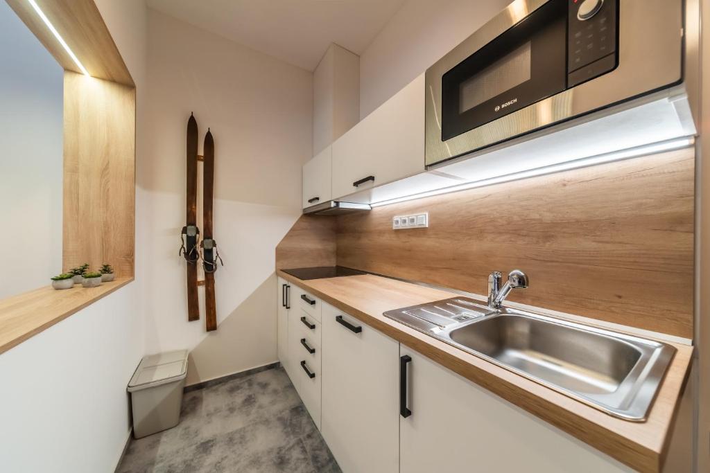 Kuchyň nebo kuchyňský kout v ubytování Luxusní apartmány Domovjanka - VELKÁ STOLOVÁ a MALÁ STOLOVÁ