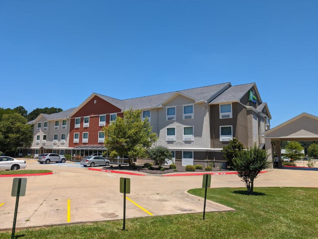 a row of apartment buildings in a parking lot at Holiday Inn Express & Suites - El Dorado by IHG in El Dorado