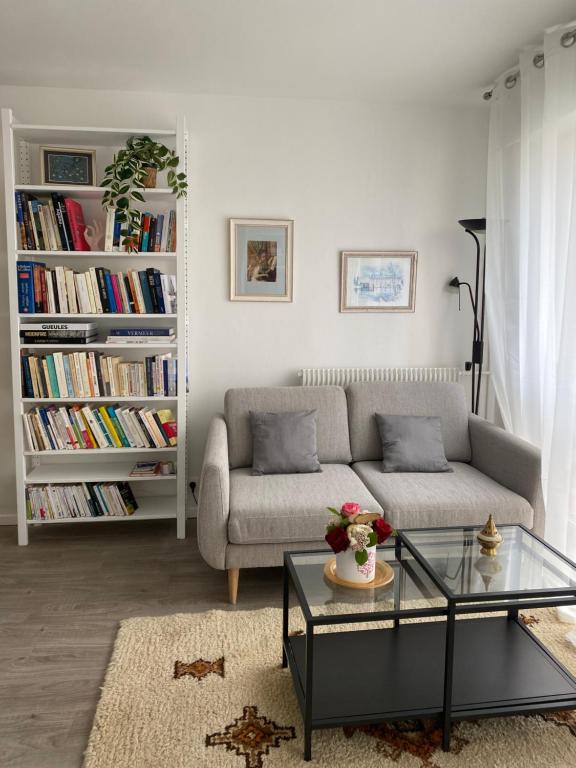 un salon avec un canapé et une table basse dans l'établissement Studio Angela proche Tour Eiffel, à Paris
