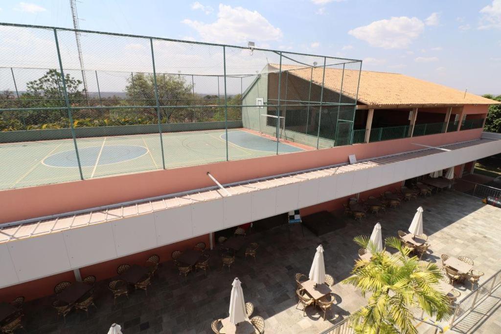 Tenis a/nebo squash v ubytování diRoma Fiori direto com o Grupo diRoma com acesso ao Acqua Park e Café da manhã nebo okolí