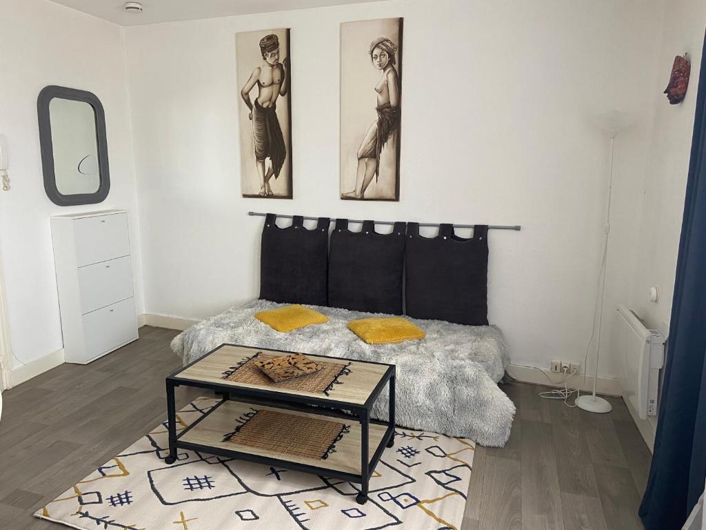 une chambre avec un lit et une table dedans dans l'établissement Claids coutainville, à Agon-Coutainville