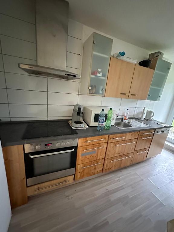 a kitchen with a stove and a sink at Montör und Studentenzimmer Bett Vermietung UG1 in Geislingen an der Steige