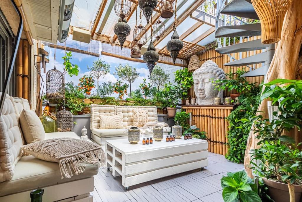 un patio extérieur avec beaucoup de plantes dans l'établissement Superbe duplex Paris-rooftop vue panoramique, à Paris