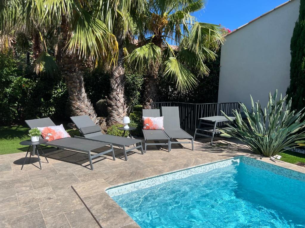 un patio avec des chaises et une piscine dans l'établissement Superbe villa golfe st Tropez, à Sainte-Maxime